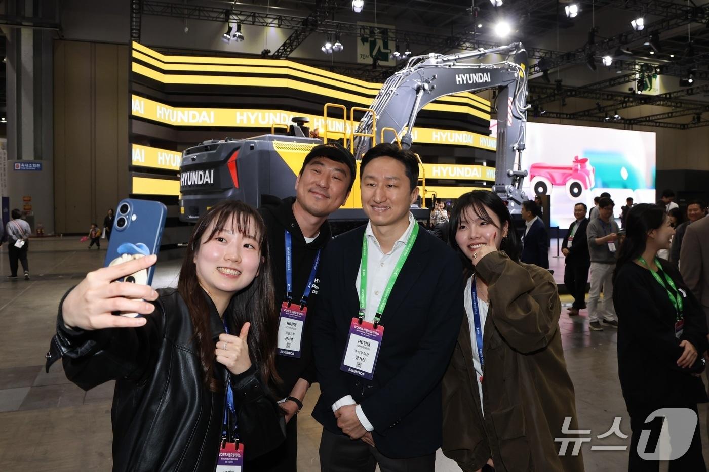 지난 4월 당시 정기선 HD현대 수석부회장이 &#39;2025 서울 모빌리티쇼&#39; HD현대관을 찾아 직원들과 기념 촬영을 하는 모습&#40;HD현대사이트솔루션 제공. 재판매 및 DB 금지&#41;