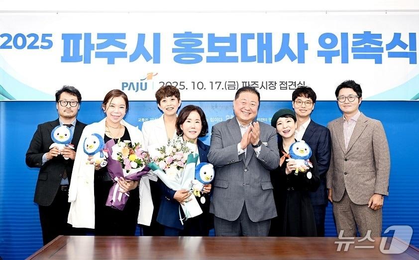 본문 이미지 - 앞줄 왼쪽부터 크리에이터 ‘젼언니’, 가수 김설, 김경일 시장과 5명의 ‘두 번째 달’ 맴버들. &#40;파주시 제공, 재판매 및 DB금지&#41;