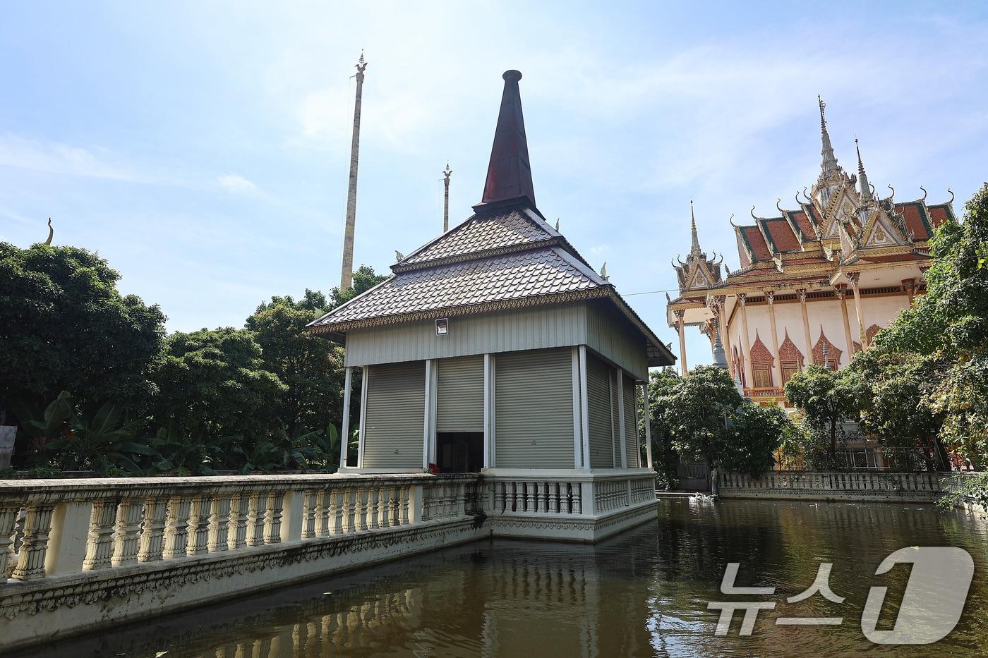 17일&#40;현지시간&#41; 캄보디아 프놈펜 턱틀라&#40;Tuek Thla&#41;사원의 화장장. 턱틀라 사원은 공공 장례식장 겸 화장 시설로, 캄보디아에서 숨진 국민이나 외국인 시신이 옮겨진다. 이곳엔 지난 8월 보코산 지역의 온라인스캠범죄단지에 감금돼 고문 끝에 숨진 대학생 박모씨가 안치돼 있다. 2025.10.17/뉴스1 ⓒ News1 김도우 기자