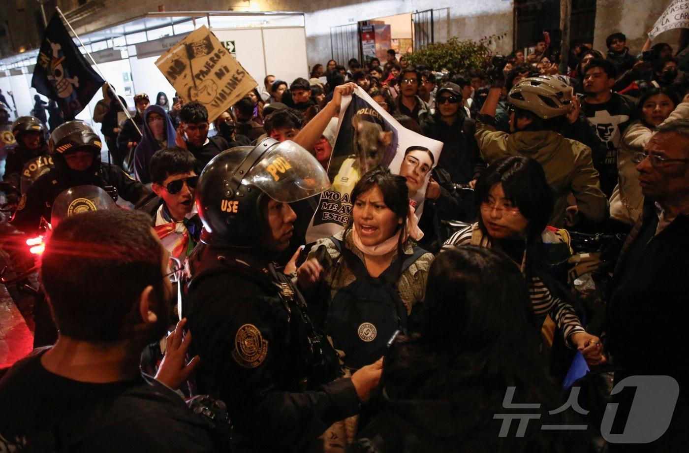 15일&#40;현지시간&#41; 페루 아레키파에서 호세 헤리 대통령에 대한 야간 시위 중 시위대와 경찰이 충돌하고 있다. 2025.10.15. ⓒ 로이터=뉴스1 ⓒ News1 이정환 기자