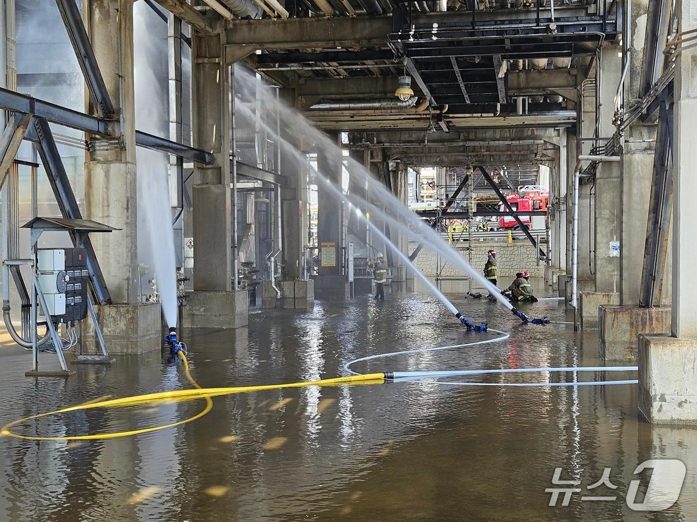 본문 이미지 - 17일 오전 10시 42분께 울산 남구 SK에너지 공장에 화재가 발생해 소방당국이 불을 진압하고 있다. (울산소방본부 제공. 재판매 및 DB금지)/뉴스1