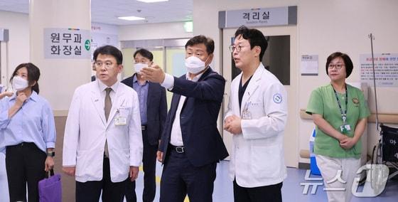 본문 이미지 - 지난해 9월13일 전북대병원을 찾은 김관영 전북도지사가 의료진들과 함께 응급의료체계를 점검하고 있다.&#40;전북도 제공. 재판매 및 DB금지&#41;/뉴스1