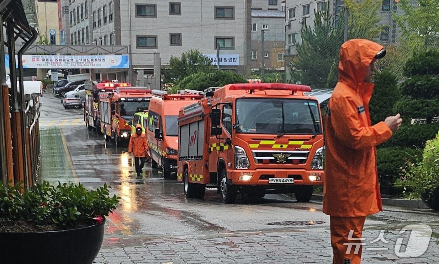 충남 아산의 한 고등학교에 폭발물 설치 신고가 잇따라 접수돼 학생들이 긴급 대피하는 소동을 벌였다. &#40;독자제공. 재판매 및 DB금지&#41;