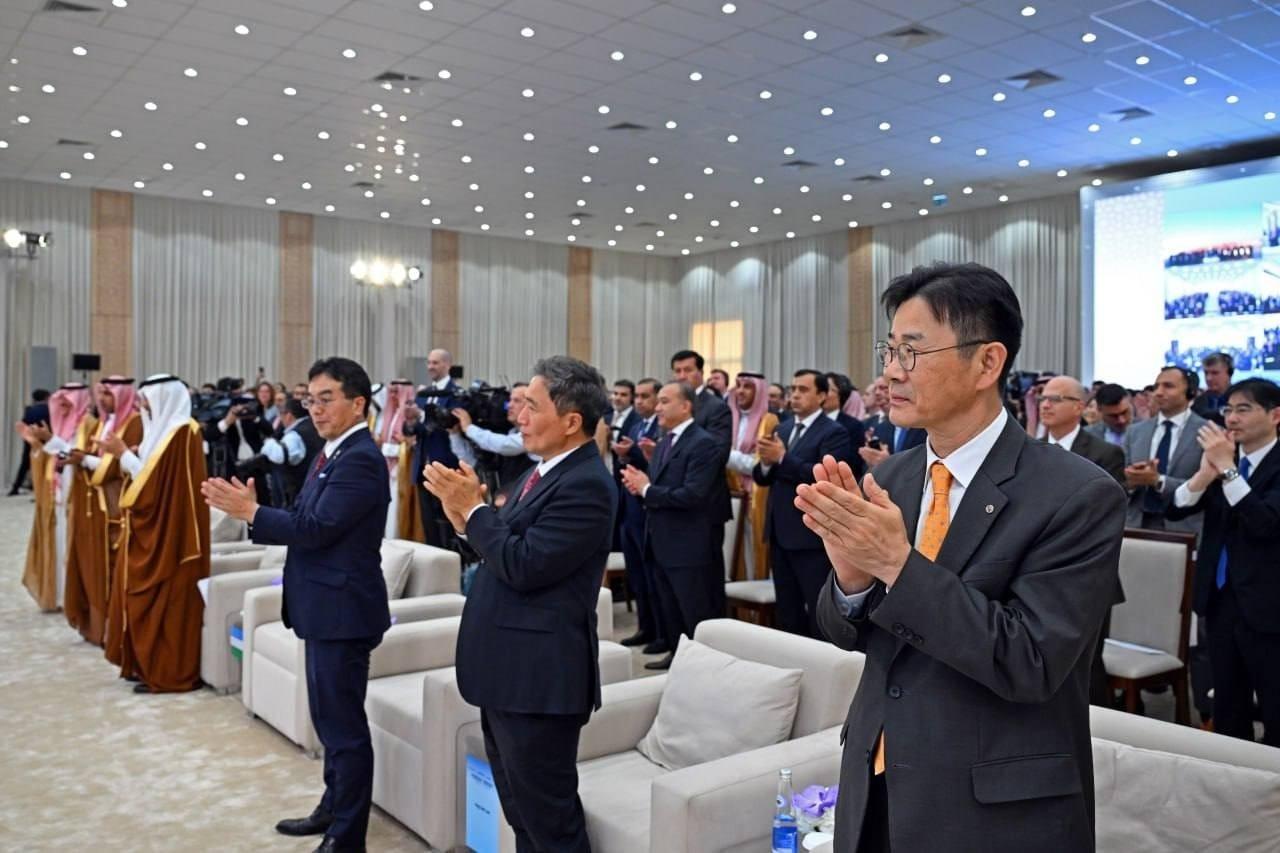 본문 이미지 -  김복환 한국해외인프라도시개발지원공사 사장&#40;오른쪽 첫번째&#41;이 타슈켄트 신공항 건설 사업 기공식에 참석했다. /뉴스1 ⓒ News