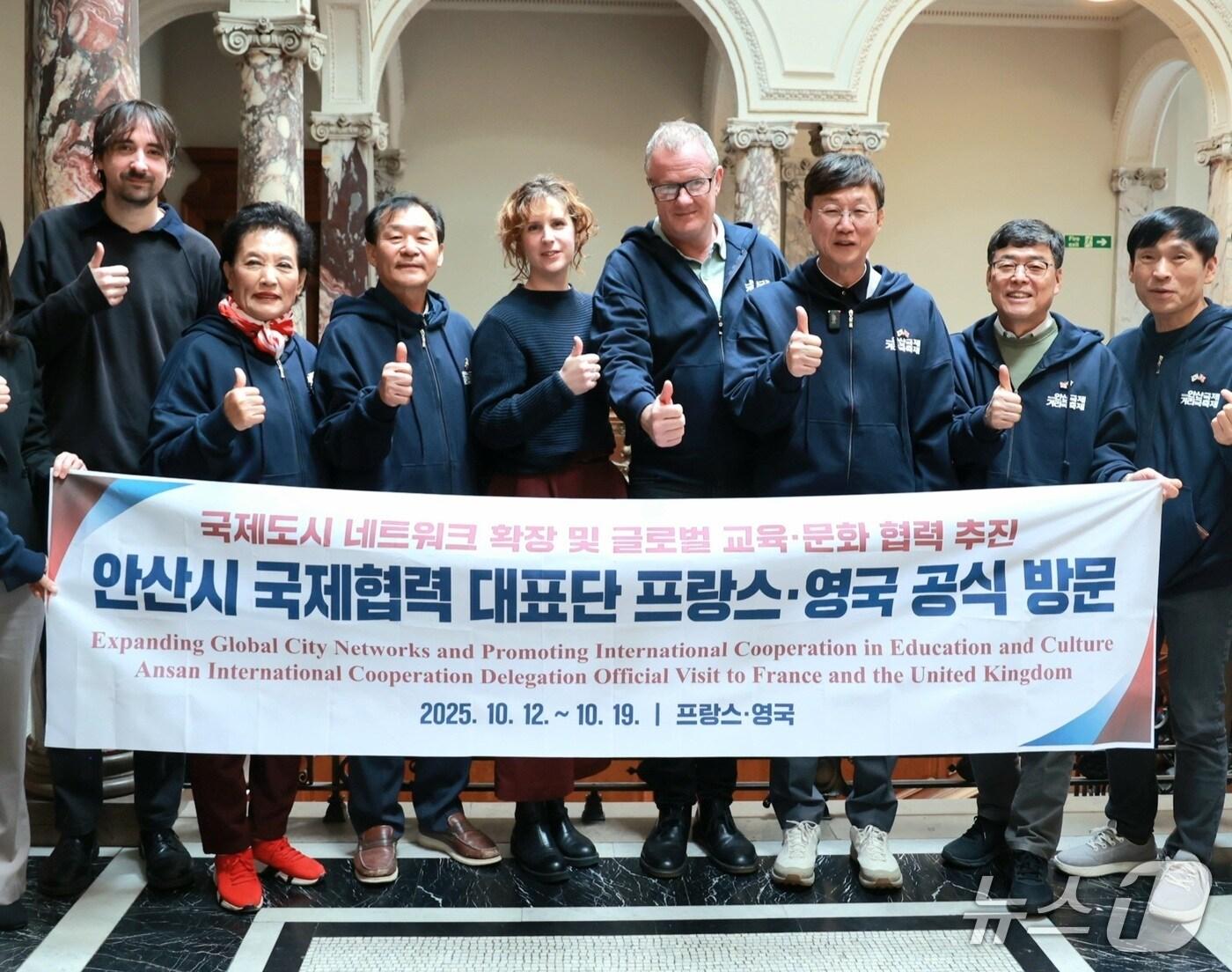 본문 이미지 - 이민근 안산시장(오른쪽 세 번째)이 영국 에든버러 프린지 협회와 국제교류 간담회를 가졌다.(안산시 제공)