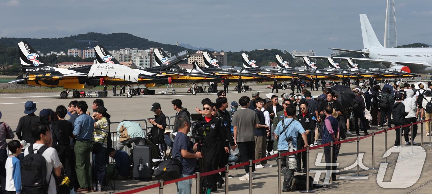 17일 경기 성남시 수정구 서울공항에서 열린 '서울 국제 항공우주 및 방위산업 전시회'(서울 ADEX 2025)'에서 공군 특수비행팀 블랙이글스가 전시돼 있다. 2025.10.17/뉴스1 ⓒ News1 김영운 기자