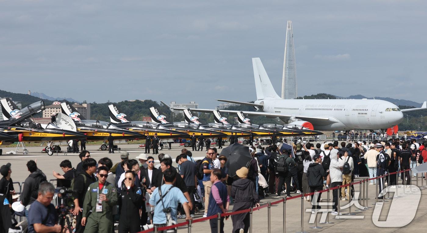 17일 경기 성남시 수정구 서울공항에서 열린 &#39;서울 국제 항공우주 및 방위산업 전시회&#39;&#40;서울 ADEX 2025&#41;&#39;에서 공군 특수비행팀 블랙이글스가 전시돼 있다. 2025.10.17/뉴스1 ⓒ News1 김영운 기자