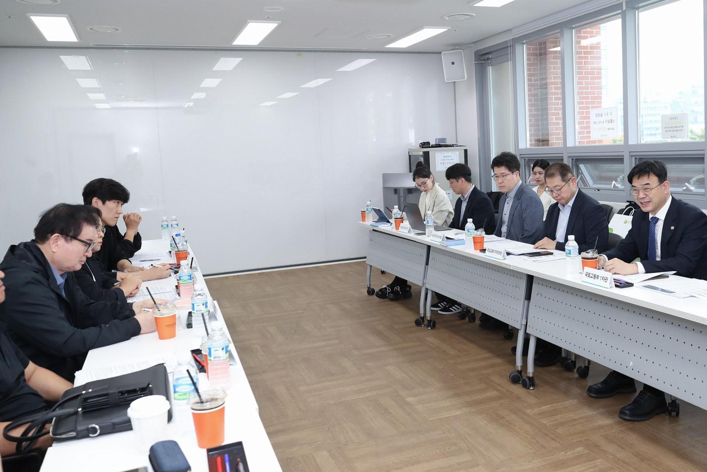 17일 이상경 국토교통부 제1차관&#40;오른쪽&#41;이 서울·부산·경기 등 전국 주요 지역주택조합 조합원들과 간담회를 갖고 있다&#40;국토교통부 제공&#41;.뉴스1 ⓒ News1