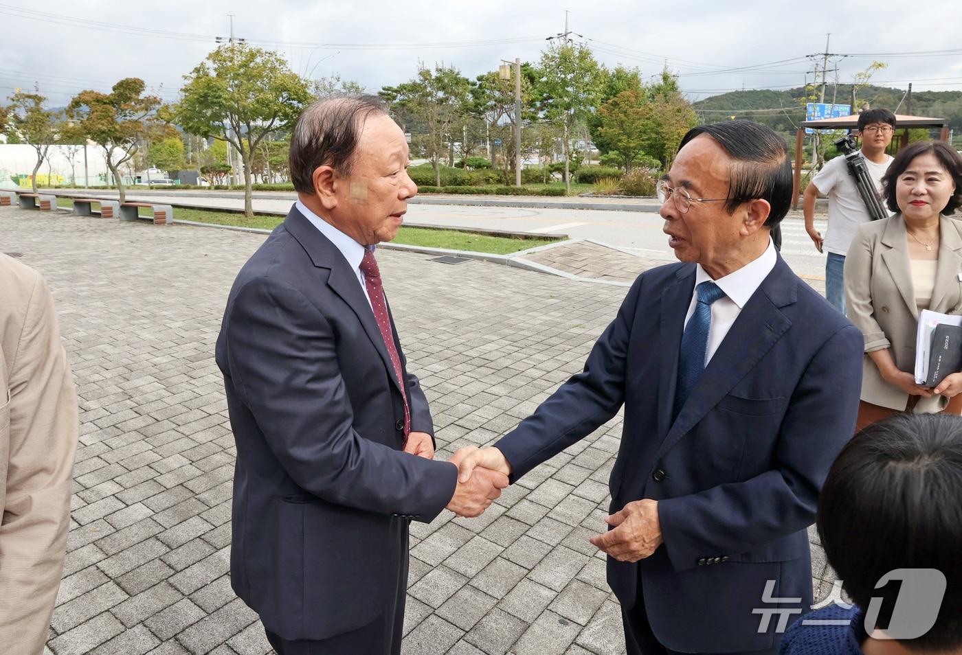 심민 전북 임실군수&#40;오른쪽&#41;가 장학금을 전달하기 위해 방문한 심상우 &#40;재&#41;광영공익재단 이사장과 인사를 나누고 있다.&#40;임실군제공. 재판매 및 DB금지&#41;2025.10.17/뉴스1