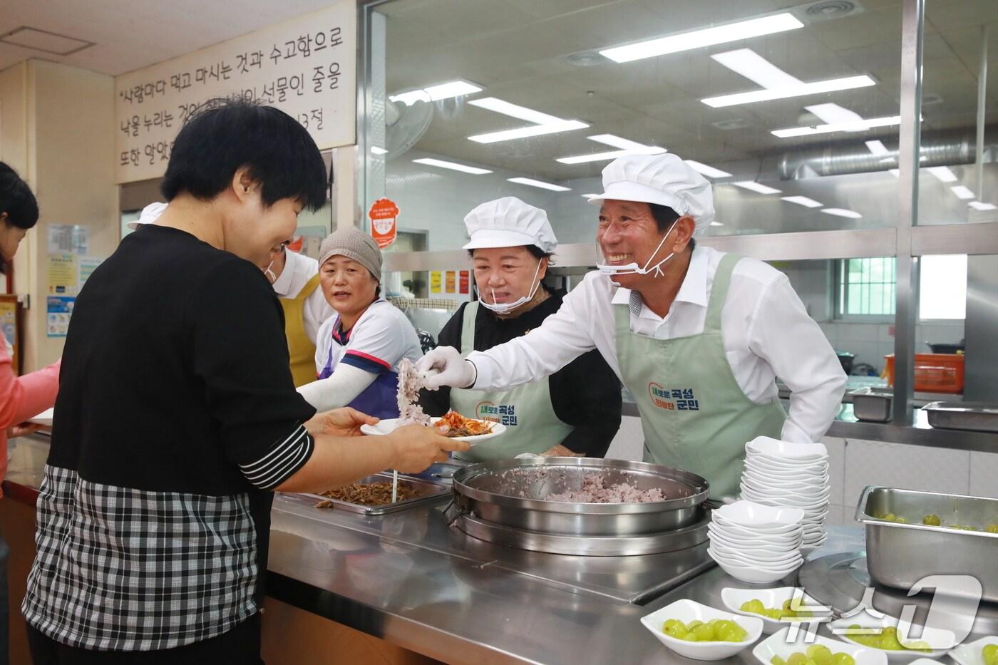 조상래&#40;오른쪽&#41; 전남 곡성군수가 취임 1주년을 맞아 곡성 삼강원에서 배식봉사를 하고 있다 &#40;곡성군 제공&#41;