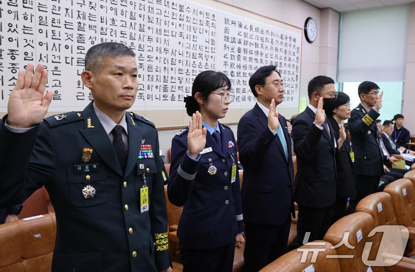 김동혁 전 국방부 검찰단장을 비롯한 증인들이 17일 서울 여의도 국회 법제사법위원회에서 열린 군사법원 등에 대한 국정감사에서 증인 선서를 하고 있다. 2025.10.17/뉴스1 ⓒ News1 신웅수 기자