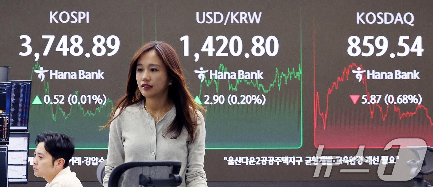 서울 중구 하나은행 딜링룸 전광판. /뉴스1 ⓒ News1