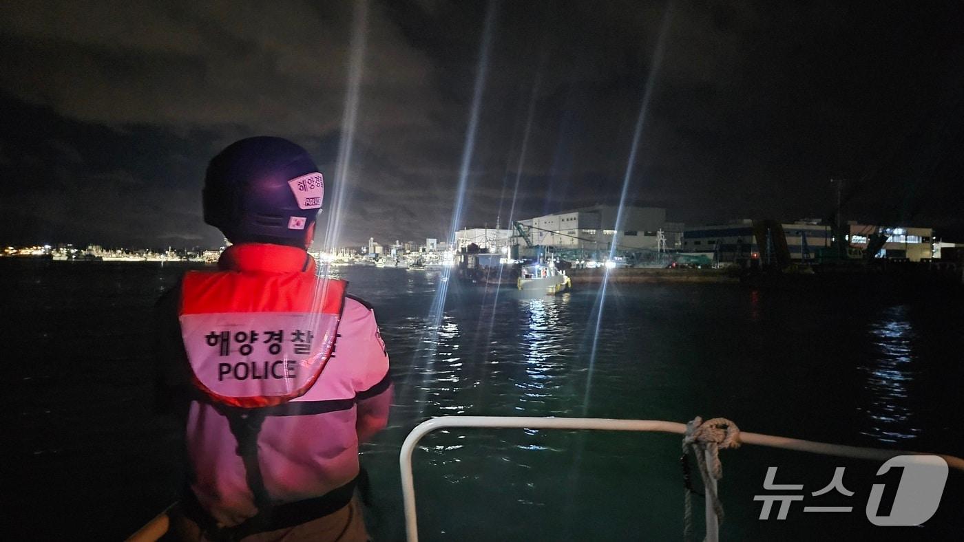 지난 16일 오후 제주시 비양도 인근 해상에서 기관이 고장난 선박이 한림외항으로 입항한 모습.&#40;제주해양경찰서 제공. 재판매 및 DB 금지&#41;