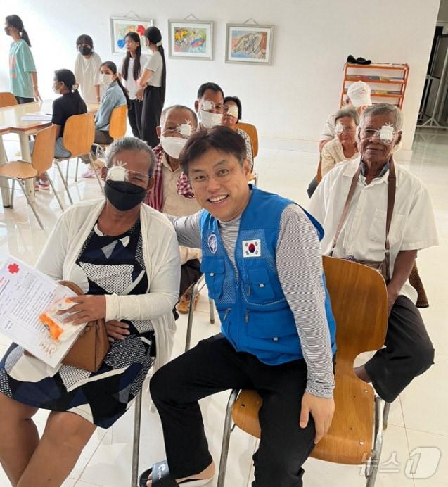 본문 이미지 - 서정성 아이안과 원장이 사단법인 아시아희망나무를 설립, 11년째 캄보디아의 진료소에서 현지인들을 치료하고 있다.&#40;아시아희망나무 제공. 재배포 및 DB 금지&#41;
