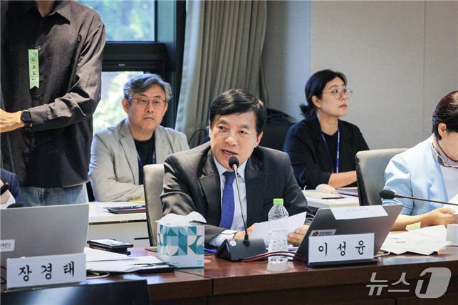 본문 이미지 - 17일 이성윤 더불어민주당 국회의원이 국회 법제사법위원회의 헌법재판소 현장 국정감사에서 질의를 하고 있다.&#40;의원실제공, 재판매 및DB금지&#41;2025.10.17/뉴스1