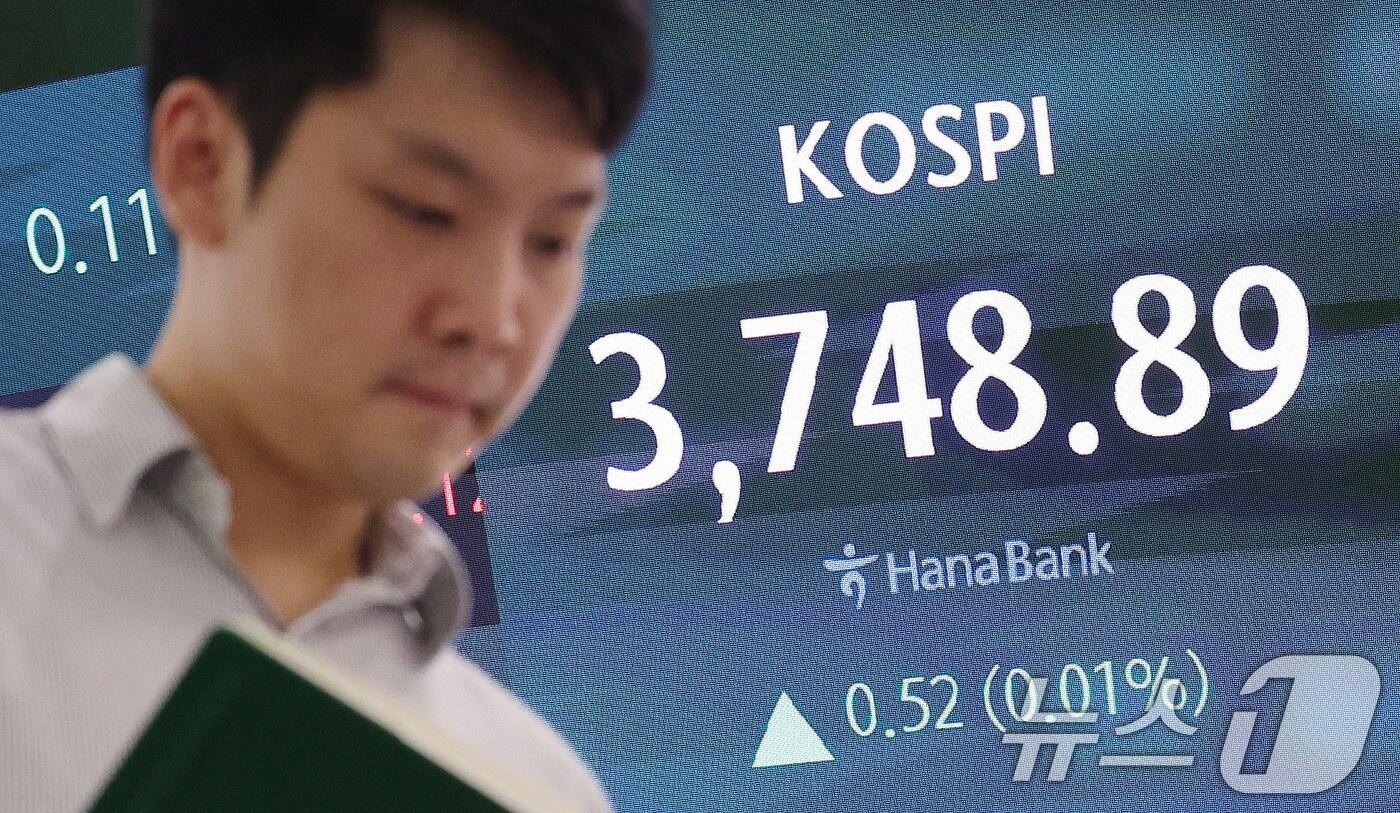 서울 중구 하나은행 딜링룸 전광판. /뉴스1 ⓒ News1