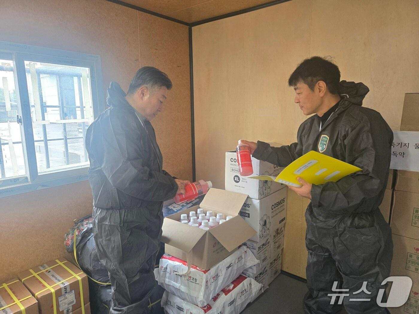 본문 이미지 - 동절기 방역용품 비축기지 현장점검.&#40;농협 강원본부 제공. 재판매 및 DB금지&#41;/뉴스1