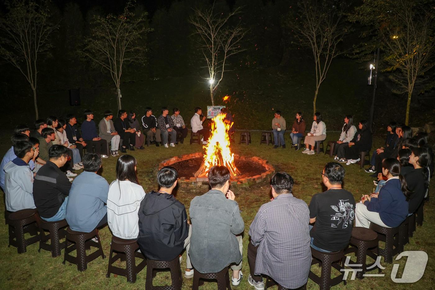 전북 진안군 신규 공무원 38명이 전춘성 군수와 이야기를 나누는 시간을 갖고 있다.&#40;진안군제공. 재판매 및 DB금지&#41;2025.10.17/뉴스1