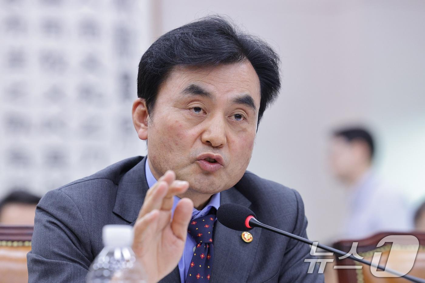 안규백 국방부 장관이 17일 서울 여의도 국회 법제사법위원회에서 열린 군사법원 등에 대한 국정감사에서 의원 질의에 답변하고 있다. 2025.10.17/뉴스1 ⓒ News1 신웅수 기자