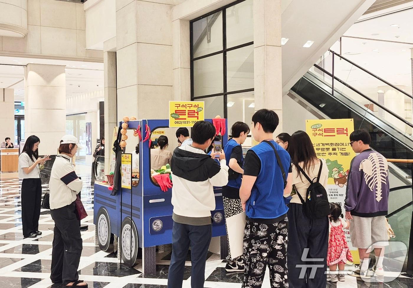 광주시가 17일부터 19일까지 광주신세계백화점 1층에 &#39;광주김치축제 팝업스토어&#39;를 운영한다.&#40;광주시 제공. 재판매 및 DB 금지&#41; 