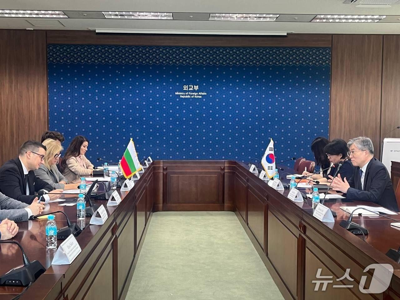 본문 이미지 - 김희상 경제외교조정관이 17일 페타르 딜로프 불가리아 경제산업부 장관과 면담하고 있다. &#40;외교부 제공&#41;