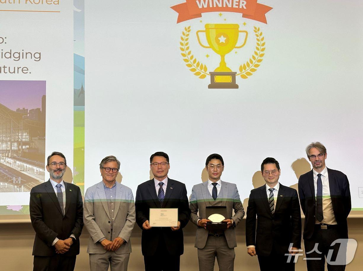 본문 이미지 - 프랑스 파리 UIC 본부에서 열린 &#39;2025 최고 철도 관광친화상 시상식&#39;에서 코레일 광명역이 역 서비스 부문 관광친화상을 수상했다.&#40;코레일 제공&#41; /뉴스1