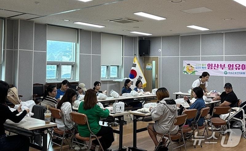 본문 이미지 - 곡성군 보건의료원이 임산부 건강교실 행사를 열고  &#39;우리 아이 첫 애착인형 만들기&#39; 프로그램을 진행하고있다&#40;곡성군 제공&#41;  