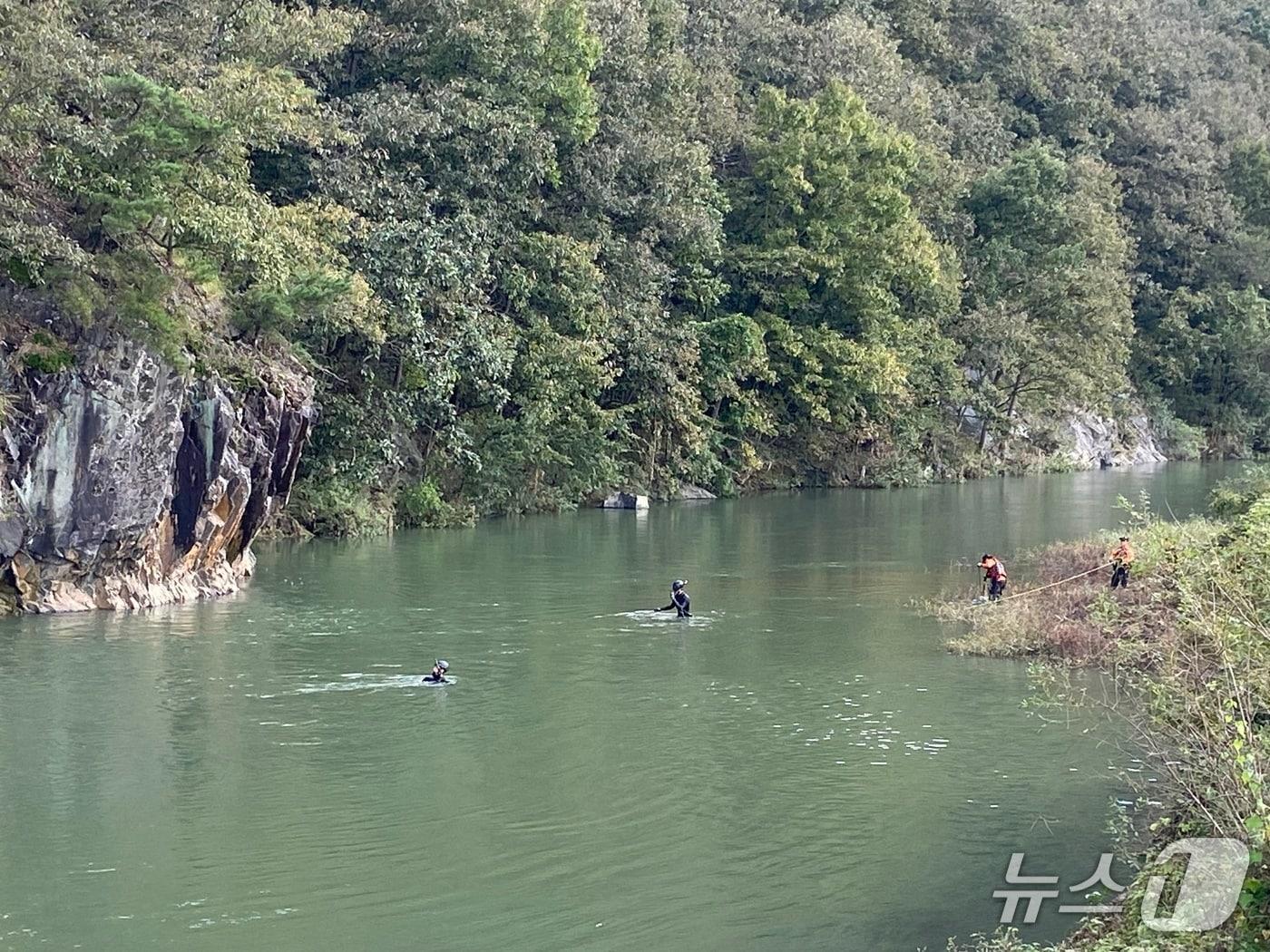 본문 이미지 - 17일 오전 충북소방본부 관계자들이 충주시 살미면 인근 하천에서 수중 수색작업을 하고 있다.(충북소방본부. 재판매 및 DB금지)/뉴스1