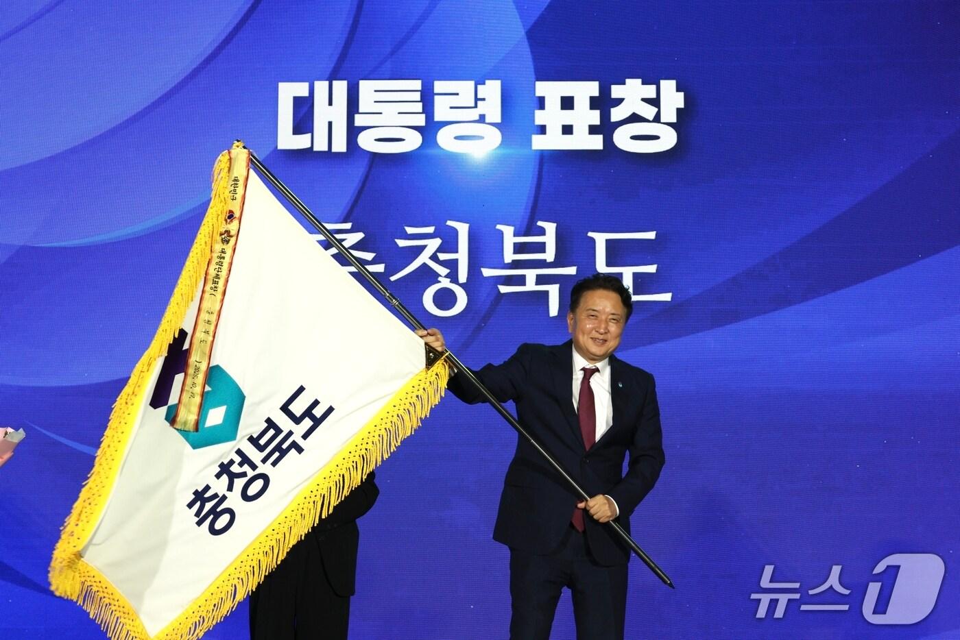 김영환 충북지사가 17일 전국 우수시장 박람회 개막식에서 &#39;전통시장·상점가 활성화 유공&#39;으로 대통령상을 수상하고 있다. &#40;충북도 제공. 재판매 및 DB금지&#41;