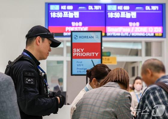 본문 이미지 - 캄보디아에서 한국인 납치·구금 사태가 발생해 논란을 빚고 있는 가운데 15일 인천국제공항 제2여객터미널 탑승구에서 인천국제공항 경찰단 대테러기동대 대원들과 안보팀 관계자들이 캄보디아행 항공편 한국인 승객들을 대상으로 위험방지를 위해 질의응답 등 안전활동을 하고 있다. (인천국제공항 제공.재판매 및 DB금지)