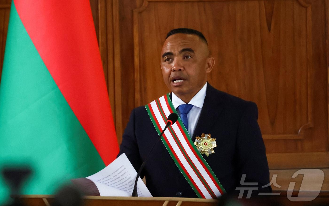 마다가스카르의 새로운 군부 지도자인 마이클 란드리아니리나 대령이 17일&#40;현지시간&#41; 수도 안타나나리보의 헌법재판소에서 대통령으로 취임한 뒤 연설하고 있다. 그는 쿠데타로 축출된 안드리 라조엘리나 대통령의 뒤를 이어 권력을 넘겨받았다.2025.10.17. ⓒ 로이터=뉴스1