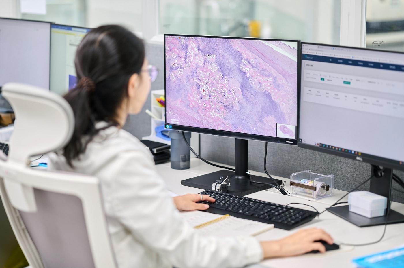 그린벳 연구원이 디지털 패솔로지 시스템을 이용해 반려동물 조직검사 결과를 확인하고 있다&#40;그린벳 제공&#41;. ⓒ 뉴스1