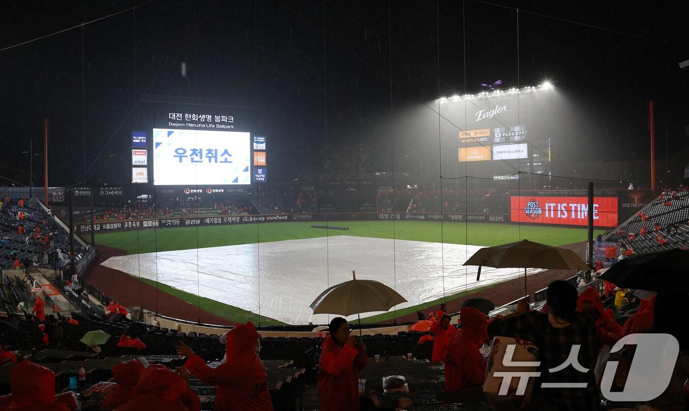 17일 대전 한화생명볼파크에서 진행될 예정인 프로야구 2025 신한 SOL뱅크 KBO 플레이오프 1차전 삼성 라이온즈와 한화 이글스의 경기가 우천으로 취소, 전광판에 &#39;우천취소&#39; 안내문이 보이고 있다. 경기 취소로 인해 1차전은 18일 오후 2시에 진행되며 나머지 일정이 하루씩 늦춰지게 됐다. 2025.10.17/뉴스1 ⓒ News1 김기태 기자