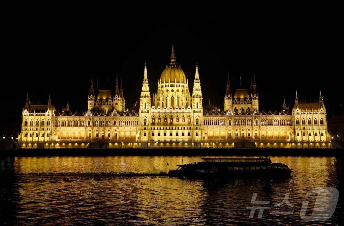 헝가리 수도 부다페스트의 국회의사당 야경. 2021.12.13 ⓒ AFP=뉴스1 ⓒ News1 이지예 객원기자