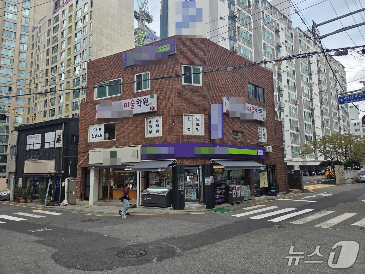 본문 이미지 - 17일 부산 연제구에서 한 건물에 학원이 있다. 2025.10.17/뉴스1 ⓒ News1 김태형 기자