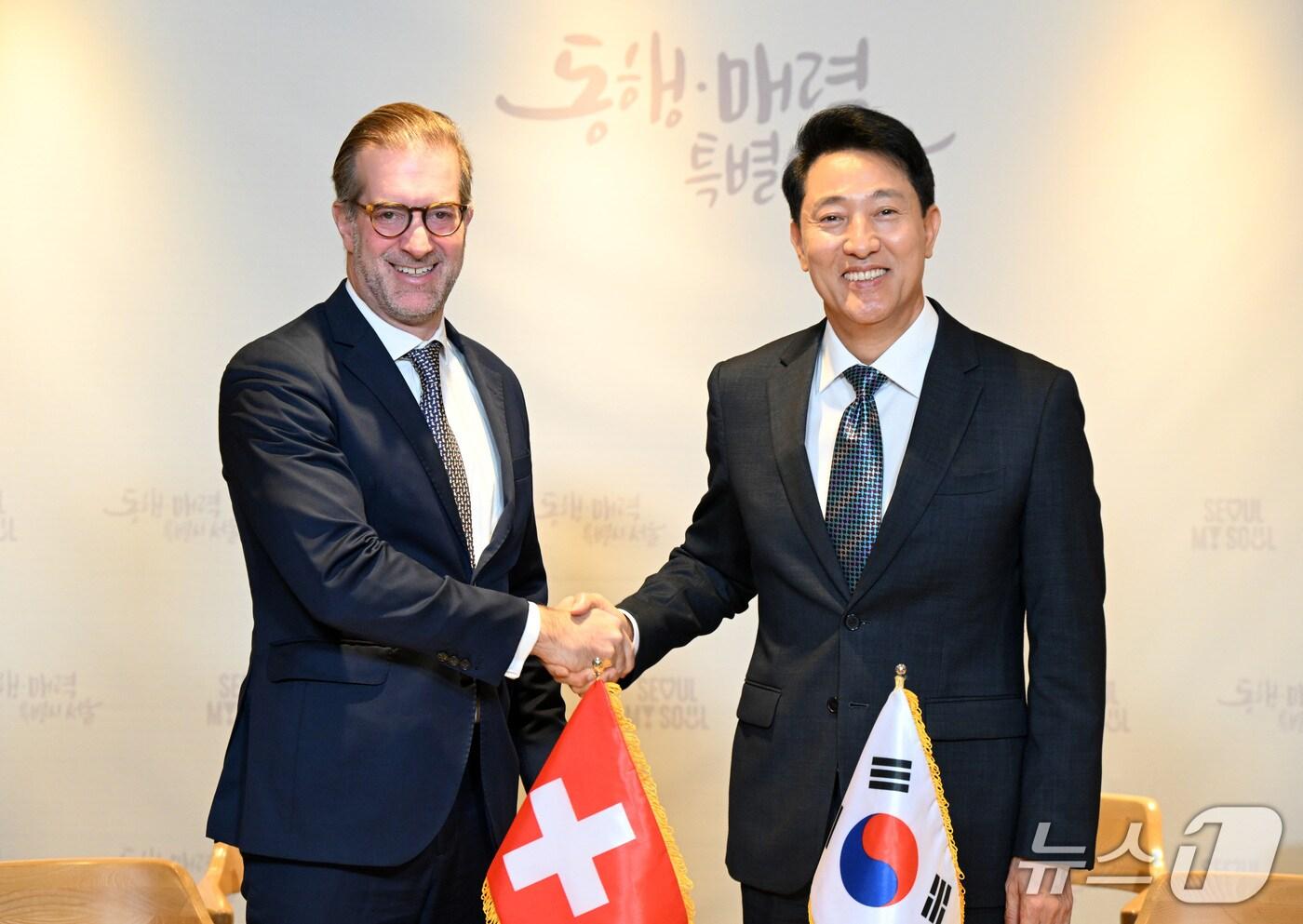  오세훈 서울시장&#40;오른쪽&#41;과 콘라딘 크라머 스위스 바젤슈타트 주지사&#40;왼쪽&#41; &#40;서울시 제공&#41; 뉴스1 ⓒ News1