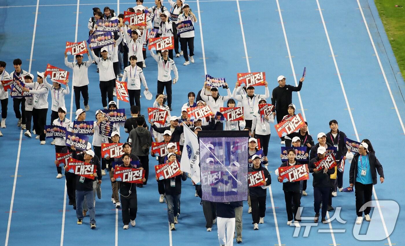 지난 17일 부산 연제구 부산아시아드주경기장에서 열린 제106회 전국체육대회 개회식에서 대전 선수단이 입장하고 있다. 2025.10.17/뉴스1 ⓒ News1 윤일지 기자