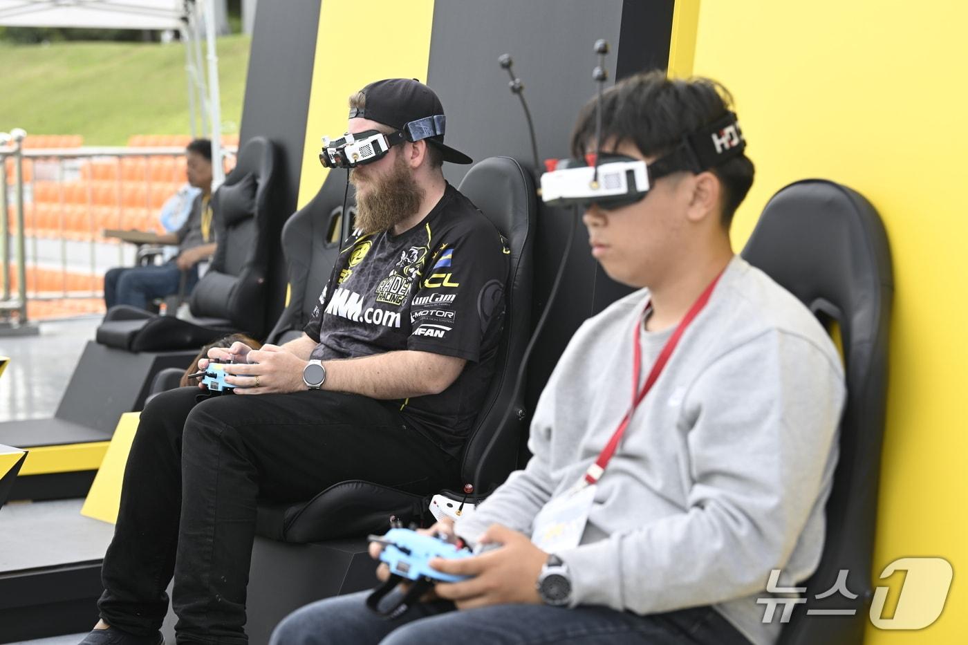 &#39;2025 남원국제드론제전 with 로봇&#39; 축제 개막 이틀째인 17일 DFL 국제 드론 레이싱 대회에 참여한 선수들이 경기에 집중하고 있다.&#40;남원시 제공. 재판매 및 DB금지&#41;/뉴스1