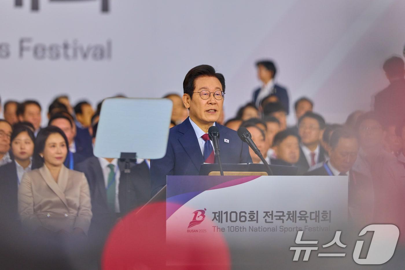 이재명 대통령이 17일 부산아시아드주경기장에서 열린 제106회 전국체육대회 개막식에서 기념사를 하고 있다. (대통령실 제공. 재판매 및 DB 금지) 2025.10.18/뉴스1 ⓒ News1 허경 기자