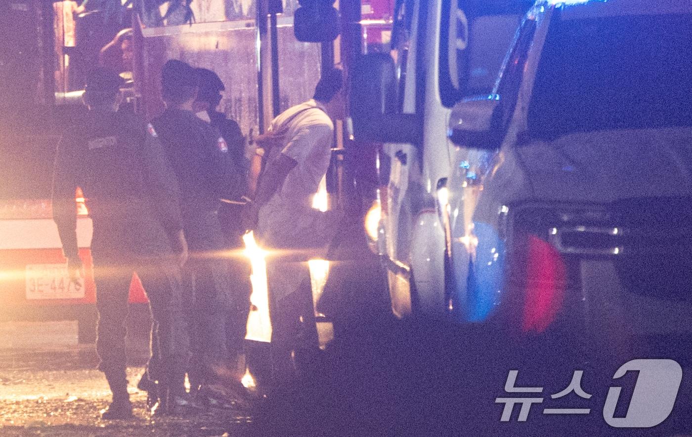 캄보디아 당국의 범죄단지 단속으로 적발돼 현지 유치장에 구금됐던 한국인들이 17일(현지시간) 캄보디아 프놈펜 이민청에서 태초국제공항으로 이동을 위해 버스를 탑승하고 있다. 2025.10.18/뉴스1 ⓒ News1 김도우 기자