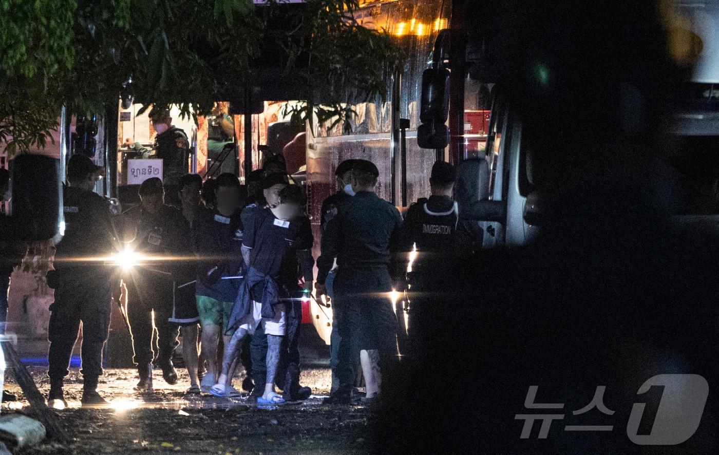 캄보디아 당국의 범죄단지 단속으로 적발돼 현지 유치장에 구금됐던 한국인들이 17일&#40;현지시간&#41; 캄보디아 프놈펜 이민청에서 태초국제공항으로 이동을 위해 버스를 탑승하고 있다. 2025.10.18/뉴스1 ⓒ News1 김도우 기자
