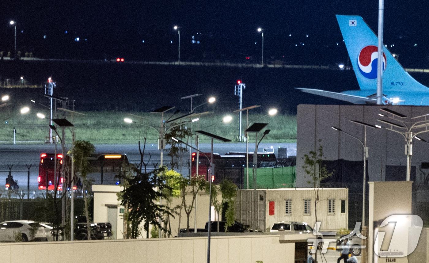 17일&#40;현지시간&#41;캄보디아 당국의 범죄단지 단속으로 적발돼 현지 유치장에 구금됐던 한국인들이 탑승한 버스가 태초국제공항에서 대한항공 전세기로 이동하고 있다. 2025.10.18/뉴스1 ⓒ News1 김도우 기자