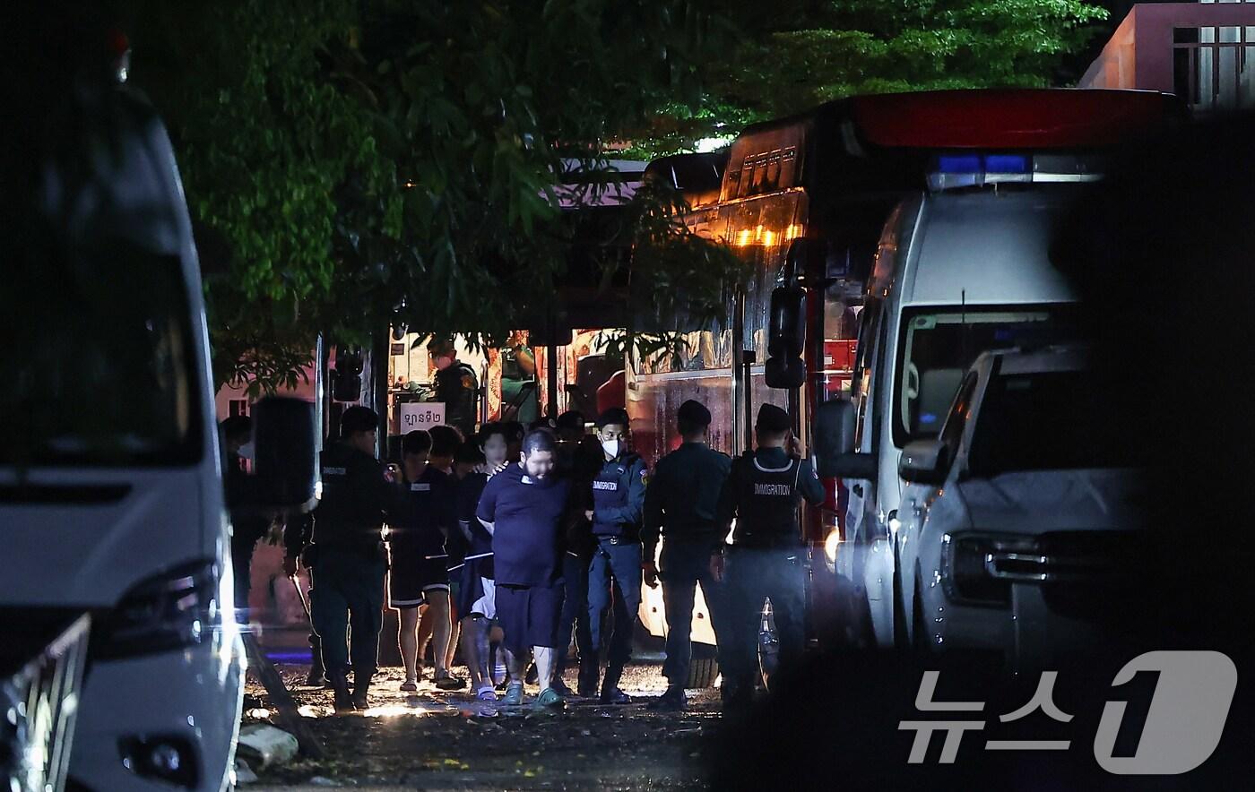 캄보디아 당국의 범죄단지 단속으로 적발돼 현지 유치장에 구금됐던 한국인들이 17일(현지시간) 캄보디아 프놈펜 이민청에서 태초국제공항으로 이동을 위해 버스를 탑승하고 있다. 2025.10.18/뉴스1 ⓒ News1 김도우 기자