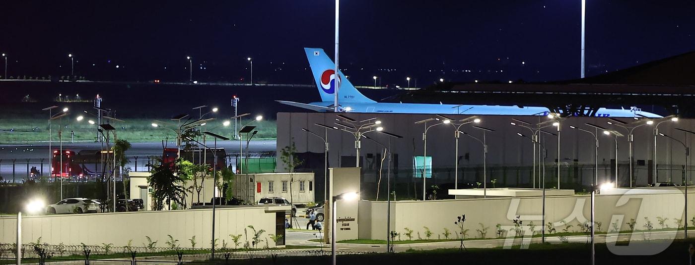 17일&#40;현지시간&#41;캄보디아 당국의 범죄단지 단속으로 적발돼 현지 유치장에 구금됐던 한국인들이 탑승한 버스가 태초국제공항에서 대한항공 전세기로 이동하고 있다. 2025.10.18/뉴스1 ⓒ News1 김도우 기자