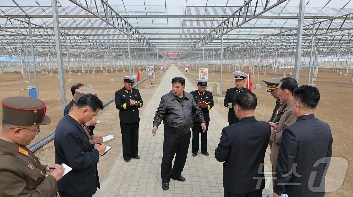 &#40;평양 노동신문=뉴스1&#41; = 북한 노동당 기관지 노동신문은 18일 &#34;경애하는 김정은 동지께서 10월 17일 마감단계에 들어선 신의주 온실종합농장 건설 사업을 또다시 현지에서 지도했다＂고 보도했다. [국내에서만 사용가능. 재배포 금지. DB 금지. For Use Only in the Republic of Korea. Redistribution Prohibited] rodongphoto@news1.kr