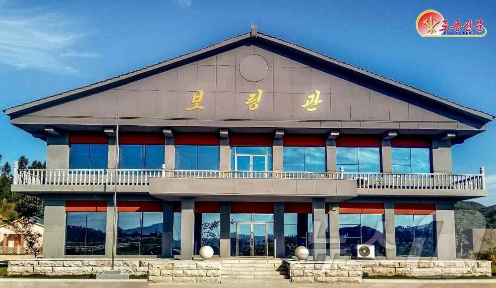 본문 이미지 - &#40;평양 노동신문=뉴스1&#41; = 북한 노동당 기관지 노동신문은 18일 남포시 국사봉지구의 문화정서생활기지에 현대적인 보링관&#40;볼링관&#41;이 세워졌다고 보도했다. 볼링관에는 여러개의 볼링 주로&#40;레일&#41;가 있으며 다양한 운동기재들, 탁구장, 당구장, 승마구락부&#40;클럽&#41;이 있다고 소개했다. [국내에서만 사용가능. 재배포 금지. DB 금지. For Use Only in the Republic of Korea. Redistribution Prohibited] rodongphoto@news1.kr