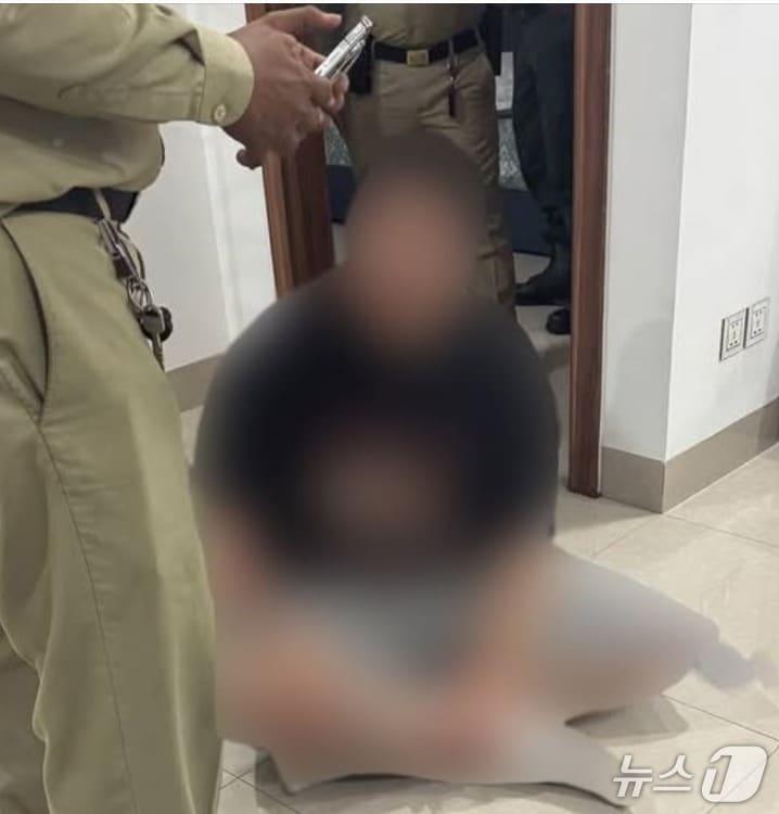 본문 이미지 -  17일 캄보디아 경찰이 한국 청년 3명이 감금된 아지트를 급습,  범죄조직원을 체포한 모습. &#40;김병주 의원 SNS 갈무리&#41; ⓒ 뉴스1