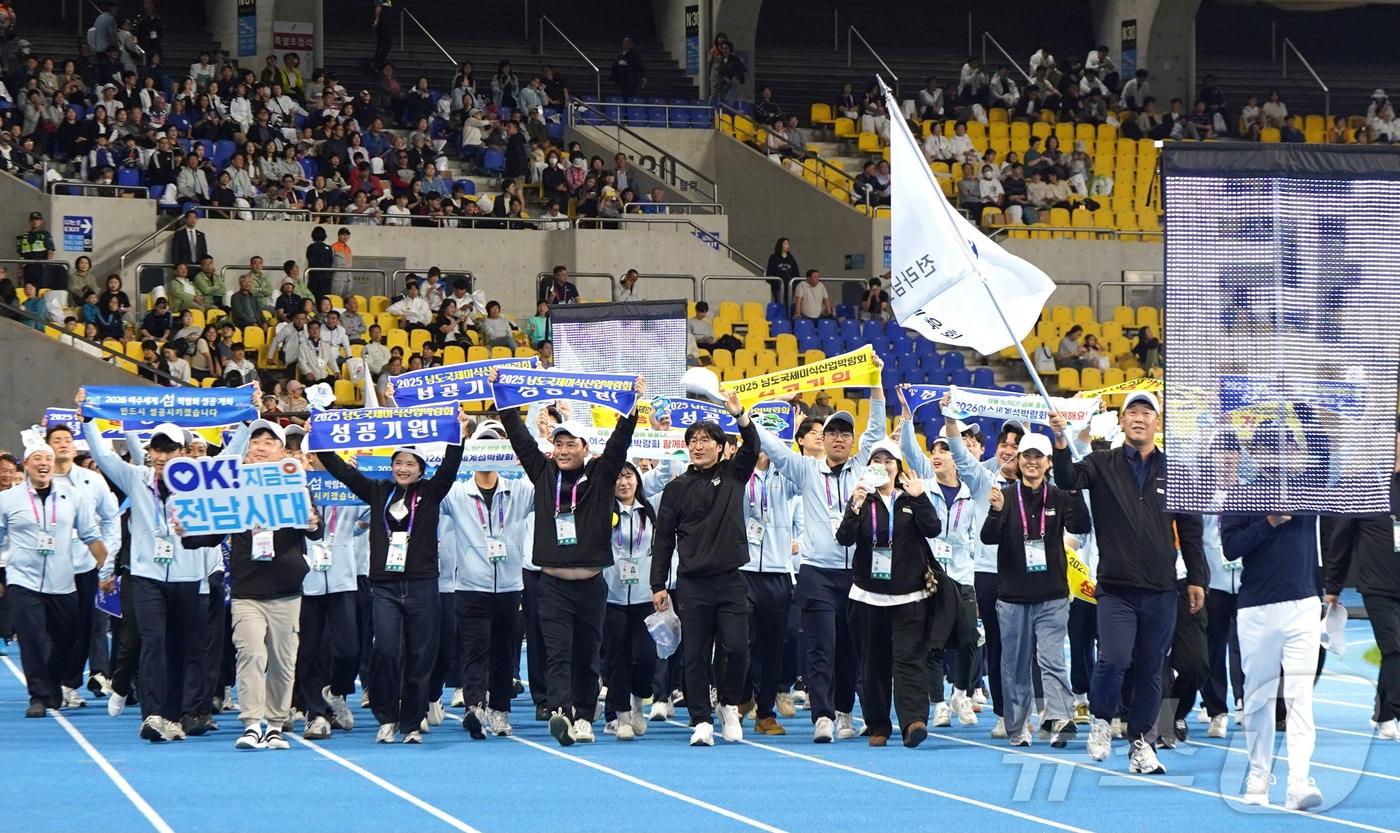 본문 이미지 - 17일 부산 아시아드주경기장에서 열린 제106회 전국체육대회 개회식에서 전남선수단이 입장하고 있다.(전남도 제공. 재판매 및 DB금지) 2025.10.18 ⓒ 뉴스1 