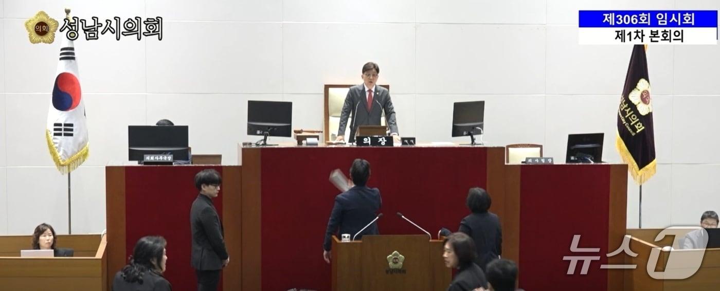 경기 성남시의회 더불어민주당 의원들이 지난 17일 열린 제306회 임시회 제1차 본회의에서 의장 보궐선거 실시 내용을 담은 안건이 부결되자 의장석 앞으로 몰려가 항의하고 있다.&#40;성남시의회 생중계 캡처&#41;/
