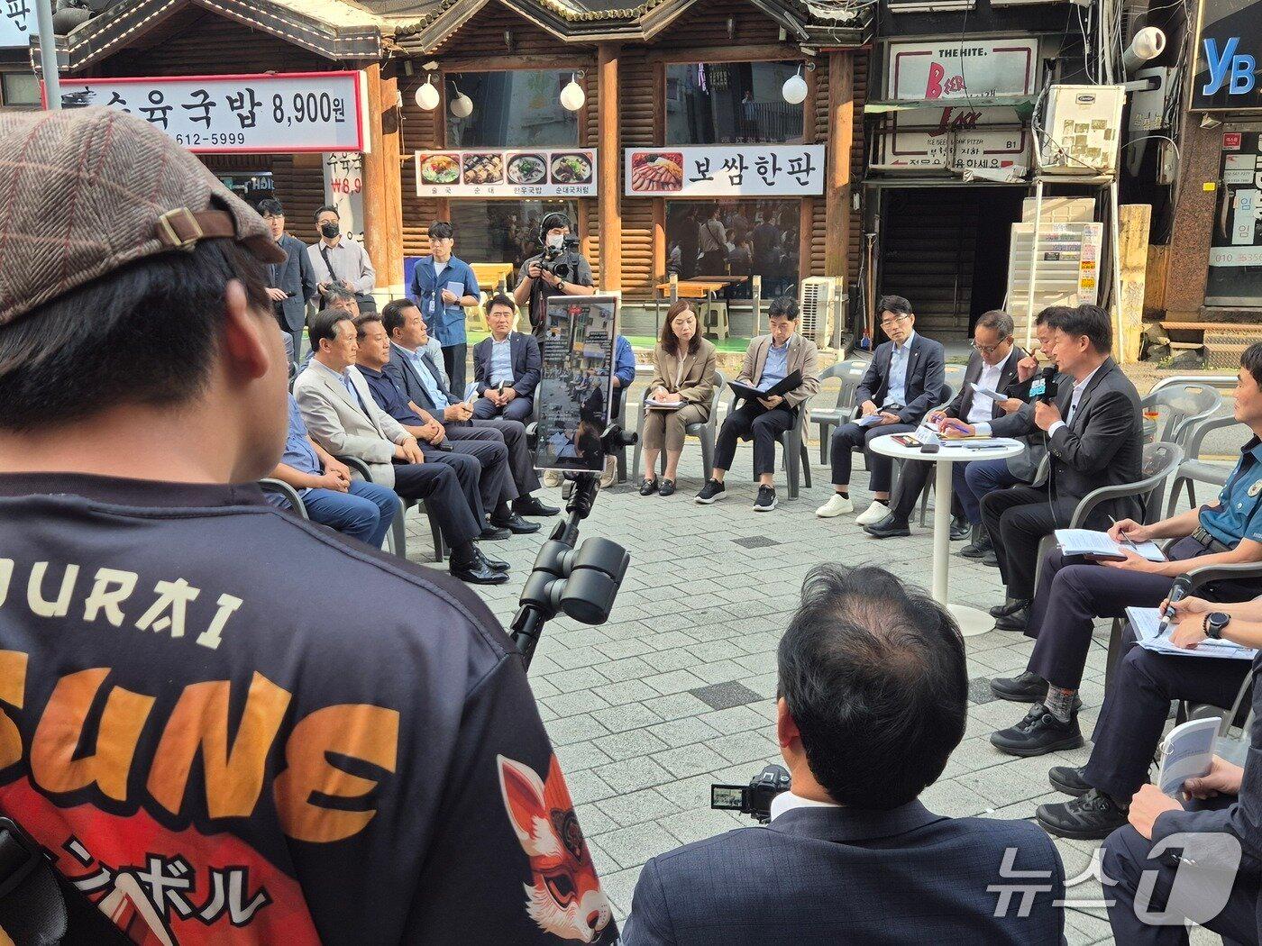 본문 이미지 - 수도권지하철 1호선 부천역 일대 피노키오 광장에서 열린 &#39;틈만나면, 현장속으로&#39;를 실시간 중계하고 있는 유튜버.이시명기자/뉴스1